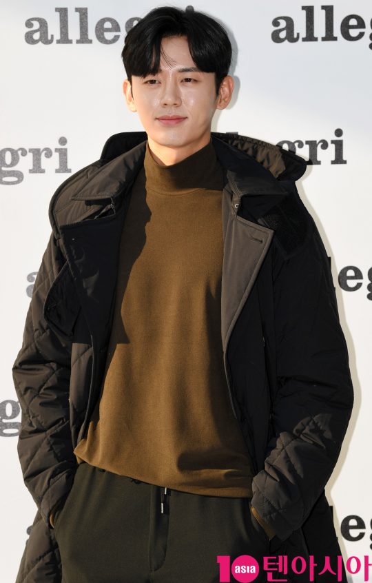 배우 이지훈이 22일 오후 서울 신사동 LF 라움이스트에서 열린 알레그리의 포토콜 행사에 참석하고 있다.