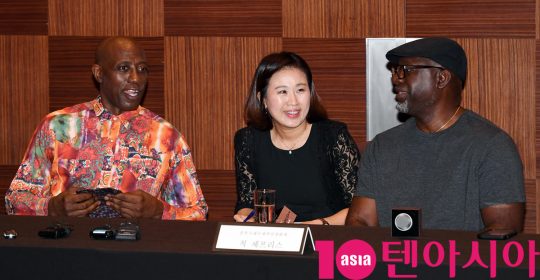 할리우드 배우 웨슬리 스나입스 (Wesley Snipes)와 척 제프리스 무술감독이 28일 오전 서울 장충동 신라호텔에서 열린 ‘2019 충북국제무예액션영화제’ 내한 기자회견에 참석하고 있다.