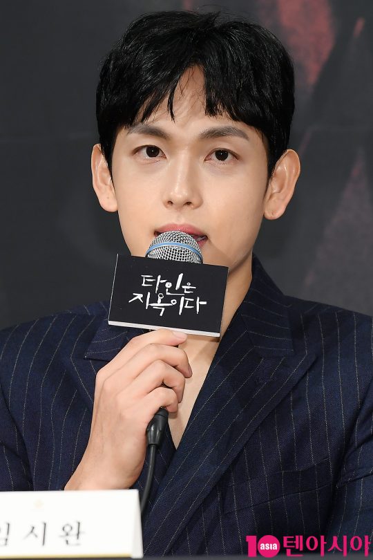 배우 임시완이 28일 오후 서울 임피리얼팰리스호텔에서 열린 OCN 드라마 ‘타인은 지옥이다’ 제작발표회에 참석해 인사말을 하고 있다.