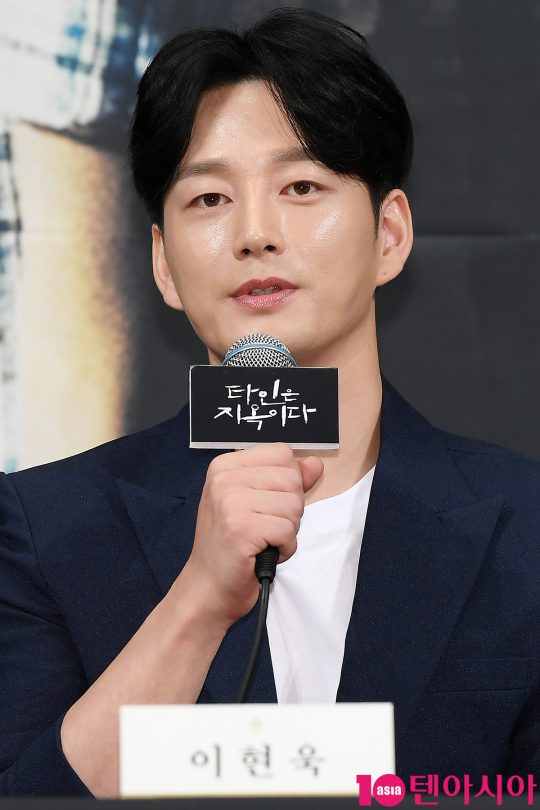 배우 이현욱이 28일 오후 서울 임피리얼팰리스호텔에서 열린 OCN 드라마 ‘타인은 지옥이다’ 제작발표회에 참석해 인사말을 하고 있다.