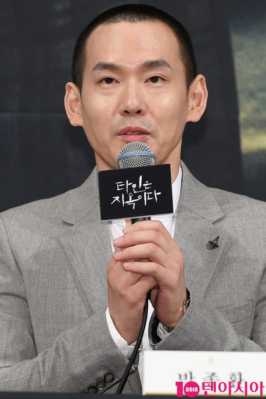 배우 박종환이 28일 오후 서울 임피리얼팰리스호텔에서 열린 OCN 드라마 ‘타인은 지옥이다’ 제작발표회에 참석해 인사말을 하고 있다.