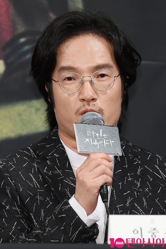 배우 이중옥이 28일 오후 서울 임피리얼팰리스호텔에서 열린 OCN 드라마 ‘타인은 지옥이다’ 제작발표회에 참석해 인사말을 하고 있다.