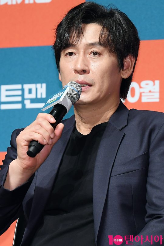 배우 설경구가 30일 오전 서울 신사동 CGV 압구정에서 열린 영화 ‘퍼펙트맨’ 제작보고회에 참석해 인사말을 하고 있다.