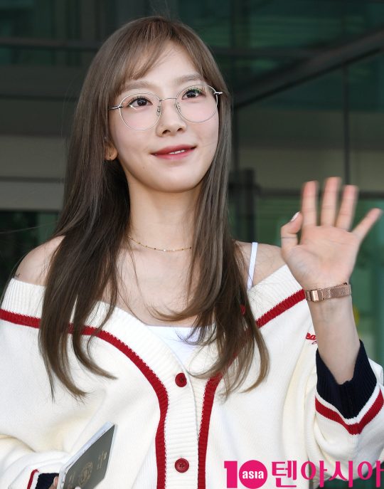 소녀시대 태연이 30일 오전 화보 촬영차 인천국제공항을 통해 프라하로 출국하고 있다.