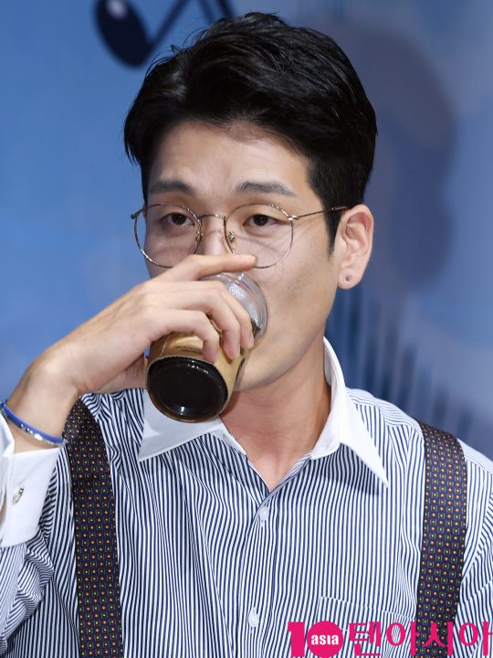 가수 이창민이 31일 오후 부산광역시 부전동 롯데백화점 부산본점 엘아레나에서 열린 엔제리너스 루프탑 커피콘서트에 참석하고 있다.