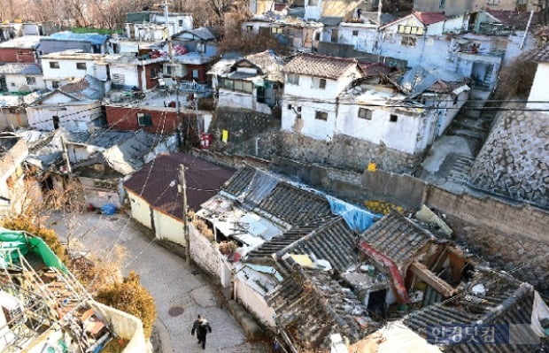 정비구역 직권해제를 두고 서울시와 갈등을 빚고 있는 종로구 사직2구역 전경. (자료 한경DB)