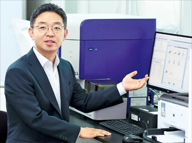 김건수 큐로셀 대표가 대전 본사 연구소에서 신약 후보물질을 설명하고 있다.  큐로셀  제공
 