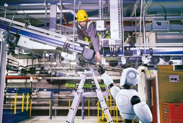 영국 온라인 슈퍼마켓 1위 기업 오카도가 곧 선보일 휴머노이드 로봇이 작업자에게 공구를 건네고 있다. 이 로봇은 수리가 필요할 때 사람과 호흡을 맞추며 어려운 작업을 해낸다.  /한경DB 