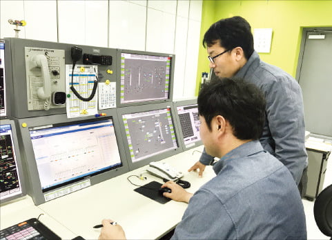 현대오일뱅크 직원들이 ‘설비통합 모니터링시스템’을 활용해 공정을 점검하고 있다.  /현대오일뱅크 제공 