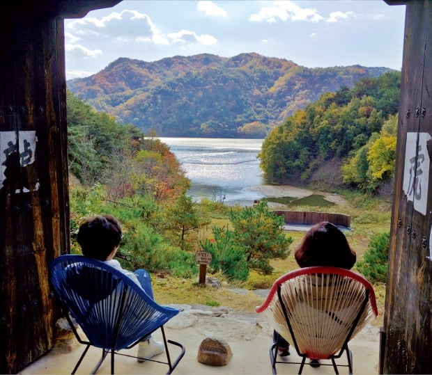 경북을 찾은 관광객들이 버스로기획이 마련한 낭만가도 여행 중 안동 지례예술촌에서 임하호를 내려다보고 있다. 경상북도 제공 