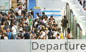 하루 23만3689명 '북적'…인천공항 여객 수 '역대 최다'