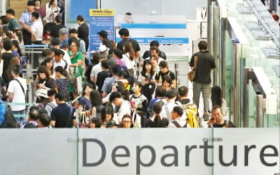 하루 23만3689명 '북적'…인천공항 여객 수 '역대 최다'