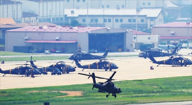 북한이 6일 한·미 연합군사훈련을 비난하는 외무성 대변인 담화문을 발표했다. 한·미 연합군사훈련이 시작된 지난 5일 경기 평택시 주한 미군 부대(캠프 험프리)에서 아파치 헬기가 이륙하고 있다.  /연합뉴스 