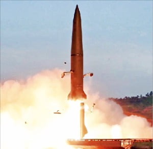 북한이 6일 탄도미사일 두 발을 동해상으로 쏘며 나흘 만에 다시 무력 시위를 감행했다. 사진은 지난달 26일 조선중앙TV가 공개한 신형 단거리 탄도미사일 발사 장면.  /한경DB 