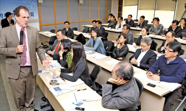 스포츠에서 유래한 코칭 기법은 비즈니스에서도 유용하게 활용되고 있다. 사진은 <마스터풀 코칭>의 저자 로버트 하그로브의 한경아카데미 강연 모습.  /한경DB 