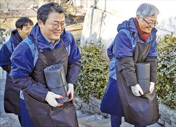 박준형 효성화학 사장(오른쪽)과 임직원들이 연탄나눔 봉사활동을 펼치고 있다.  /효성화학 제공
 