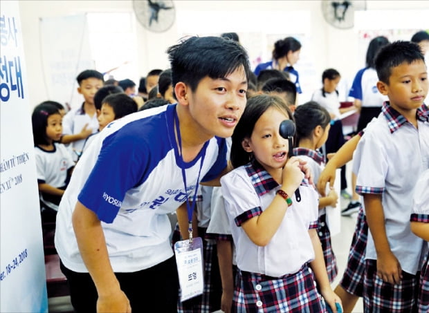 효성화학은 베트남에 의료봉사단을 파견해 지역 주민을 대상으로 무료 진료봉사를 하고 있다.  /효성화학 제공 