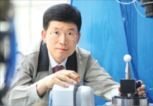 김진일 코론 대표가 충남 천안 본사에서 측정기로 초정밀 가공기의 베이스 오차를 측정하고 있다.  /강태우 기자
 