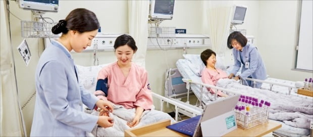 서울대병원 임상시험센터 연구진이 임상시험 참여자의 상태를 살펴보고 있다.  /서울대병원 임상시험센터 제공 
