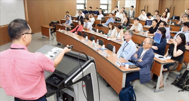 한국경제학회가 주관한 ‘2019 더 코리안 이코노믹 리뷰 국제학술회의’가 8일 서울 신수동 서강대 게페르트남덕우관에서 열렸다. 이 행사는 9일까지 계속된다.  김영우 기자 youngwoo@hankyung.com 