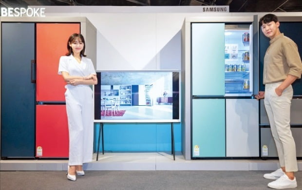 삼성전자 모델들이 서울 신세계백화점 강남점에 전시한 ‘맞춤형 냉장고’ 비스포크를 소개하고 있다.   /삼성전자 제공 