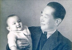 독립운동가 홍재하 선생(오른쪽)이 1943년 프랑스에서 차남 장 자크 씨를 안고 있는 모습.   연합뉴스 
