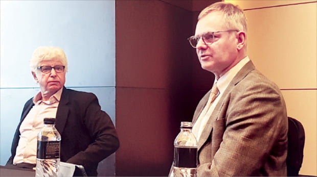 로이 프리먼 뉴로보파마슈티컬스 창업자(왼쪽)와 마크 버사벨 최고의료책임자(CMO)가 신약 개발 계획을 설명하고 있다. 임유 기자 