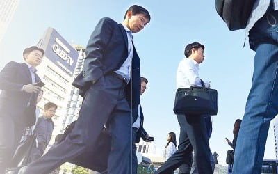 주 52시간 1년…'오전 9시 출근·오후 6시 퇴근' 확 늘었다