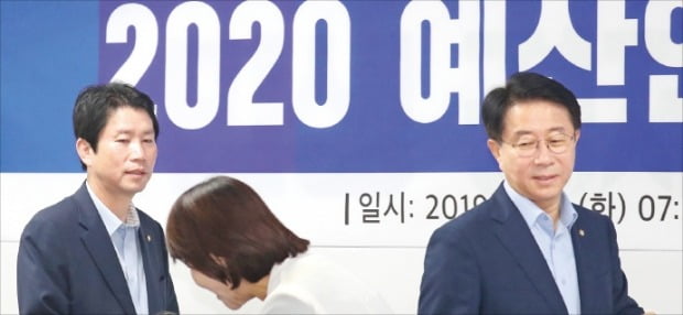 이인영 더불어민주당 원내대표(왼쪽)가 13일 국회에서 열린 2020년 예산안 편성 당정 협의에 참석하기 위해 회의장에 들어서고 있다. 오른쪽은 조정식 민주당 정책위원회 의장.  /연합뉴스 