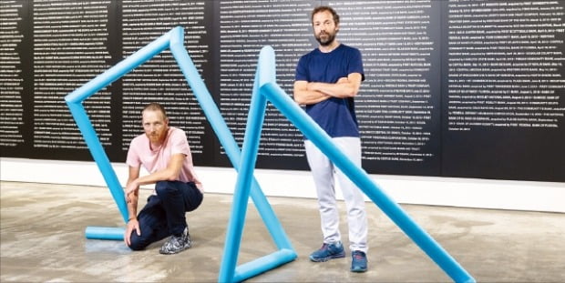 덴마크 작가 그룹 ‘슈퍼플렉스’가 국제갤러리 부산점에서 비트코인 가치의 등락을 형상화한 설치 작품 ‘나와 연결’을 설명하고 있다.  국제갤러리 제공 