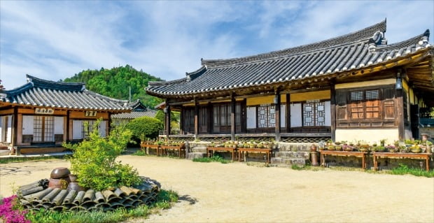 조선후기 중추원 의관 만산 강용이 고종 15년에 건립한 만산고택
 