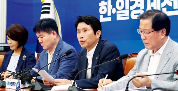 이인영 더불어민주당 원내대표(오른쪽 두 번째)가 16일 국회에서 열린 ‘한·일 경제전 예산·입법지원단 회의’에서 발언하고 있다.  연합뉴스 