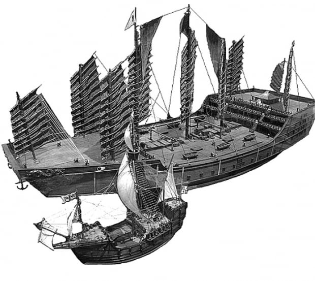 15세기 초 명나라 정화 제독이 대항해 당시 사용한 배(위)와 콜럼버스가 신대륙 탐험에 나설 때 이용한 캐러벨선의 크기를 비교할 수 있게 만든 모형.  두바이 이븐 바투타몰 전시품 