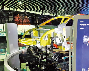 서울 삼성동 포스코센터 스틸갤러리에 다양한 기가스틸이 접목된 전기차 모델이 전시돼 있다.  /포스코 제공
 