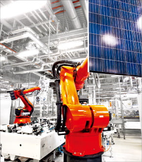 한화큐셀 진천공장. 하루 220만 장의 태양광 셀(태양전지)을 생산하는 세계 최대 규모의 공장이다.  /한화 제공 