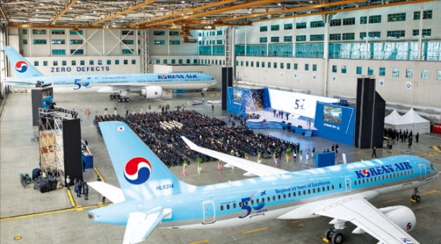 대한항공은 지난 3월 4일 서울 공항동 본사 격납고에서 창립 50주년 기념식을 열었다.  /한진 제공 