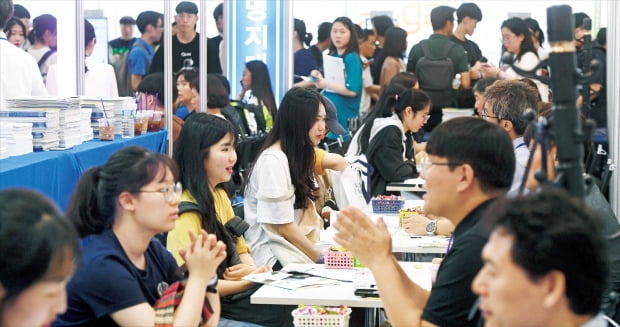2020학년도 수시 대학입학정보 박람회가 지난달 25일부터 28일까지 서울 삼성동 코엑스에서 열려 각 학교 부스에서 수험생들이 상담받고 있다.  허문찬기자  sweat@hankyung.com 