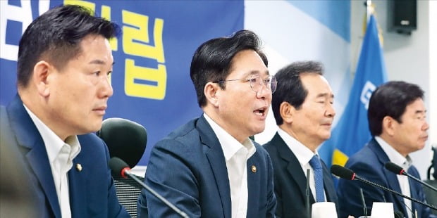 성윤모 산업통상자원부 장관이 19일 서울 여의도 국회 의원회관에서 열린 ‘소재·부품·장비 자립 특별위원회’ 전체회의에서 발언하고 있다. 왼쪽부터 홍의락 더불어민주당 의원, 성 장관, 정세균 민주당 의원, 김진표 민주당 의원.  /연합뉴스 