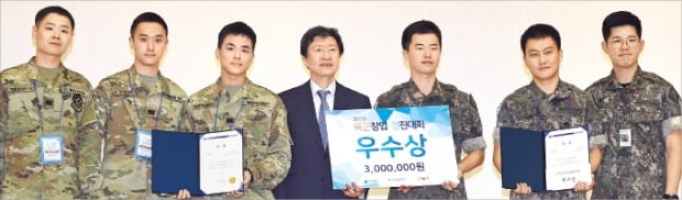 ‘2019 육군 창업경진대회’ 시상식에서 우수상은 이창호 상병(왼쪽 세 번째) 외 2명으로 구성된 ‘코인핏’과 이재홍 상병(오른쪽 세 번째) 외 1명이 팀을 이룬 ‘3D홀릭스’에 돌아갔다.  /대전=김범준 기자 bjk07@hankyung.com 