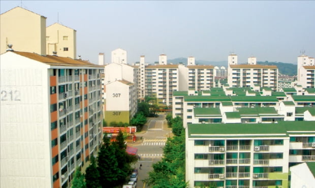 경기 안산·시흥과 서울 여의도를 잇는 산안산선이 이달 말 첫 삽을 뜬다. 수혜 지역으로 꼽히는 시흥의 한 아파트단지.  한경DB 