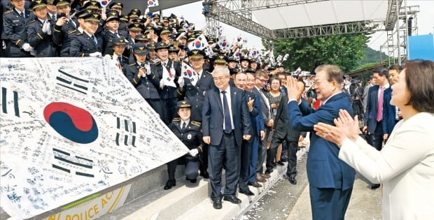 < ‘한국광복군 서명문 태극기’에 박수 > 문재인 대통령이 23일 충북 충주 중앙경찰학교에서 열린 제296기 졸업식에서 졸업생들이 펼쳐 보인 ‘한국광복군 서명문 태극기’를 보며 박수치고 있다.  충주=허문찬 기자 sweat@hankyung.com 