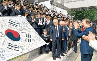 경찰학교 졸업식 간 문 대통령 "수사권 조정 조속히 매듭을"