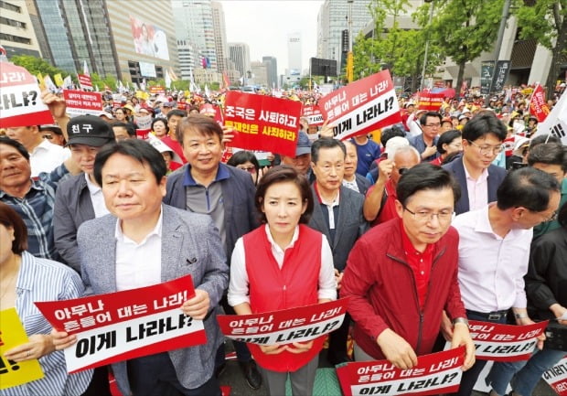 < 한국당 “광화문 집회 10만명 모였다” > 자유한국당이 지난 24일 서울 광화문 일대에서 조국 법무부 장관 후보자의 사퇴를 촉구하고 문재인 정부의 국정 운영을 규탄하는 대규모 장외집회를 열었다. 한국당은 이날 집회 참가자를 10만 명으로 추산했다. 왼쪽부터 정양석 의원, 나경원 원내대표, 황교안 대표.   /연합뉴스 