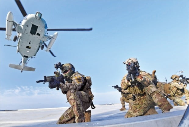 < UDT 독도 상륙 > 한국 군이 25일부터 26일까지 독도를 비롯한 동해 일대에서 동해 영토수호훈련을 한다. 해군 특수전 요원들이 해상기동헬기(UH-60)를 타고 독도에 내린 뒤 사주경계를 하고 있다.  /해군  제공 