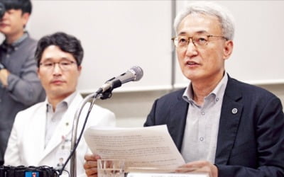 부산대 의전원 "조국 딸 장학금, 절차 문제 없지만 특혜로 볼 수 있어"