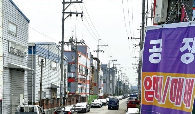 경기 시화산업단지의 한 골목길에 공장 임대와 매각을 알리는 현수막이 걸려 있다. 경기침체 여파로 공장을 팔거나 세를 놓으려는 수도권 산업단지 내 중소기업이 크게 늘고 있다.     /시화=강은구  기자  egkang@hankyung.com 