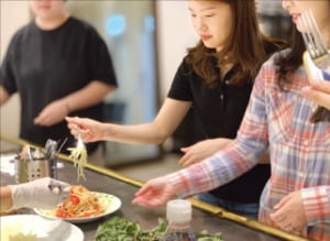 요리 전문가 박영정 씨의 태국무쌈 클래스. 