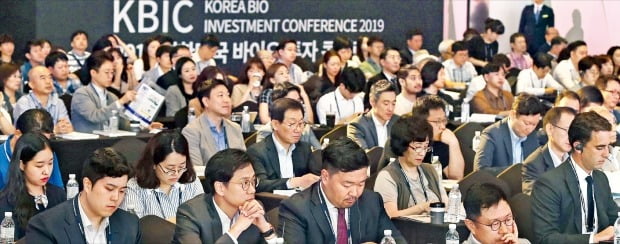 한국바이오협회와 한국경제신문사 주최로 28일 서울 한강로 드래곤시티에서 열린 ‘2019 대한민국 바이오 투자 콘퍼런스’에서 참석자들이 강연을 듣고 있다.  /김범준 기자 bjk07@hankyung.com 