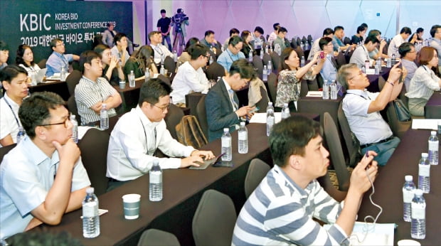 한국바이오협회와 한국경제신문사가 공동 주최한 ‘2019 대한민국 바이오 투자 콘퍼런스’ 마지막날인 29일 참석자들이 에이비엘바이오 관계자의 발표를 들으며 스마트폰으로 촬영하고 있다.  허문찬 기자 sweat@hankyung.com 