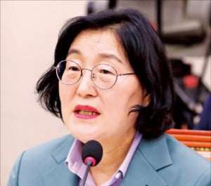 이정옥 여성가족부 장관 후보자가 30일 국회인사청문회에서 답변하고 있다.  연합뉴스 